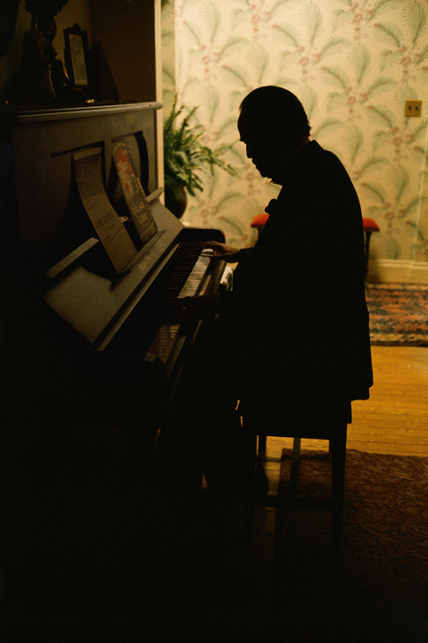 tumblr_Steve Schapiro - Brando at the Piano, 1972_nxa2j0fDUt1r6w3qso1_500.jpg