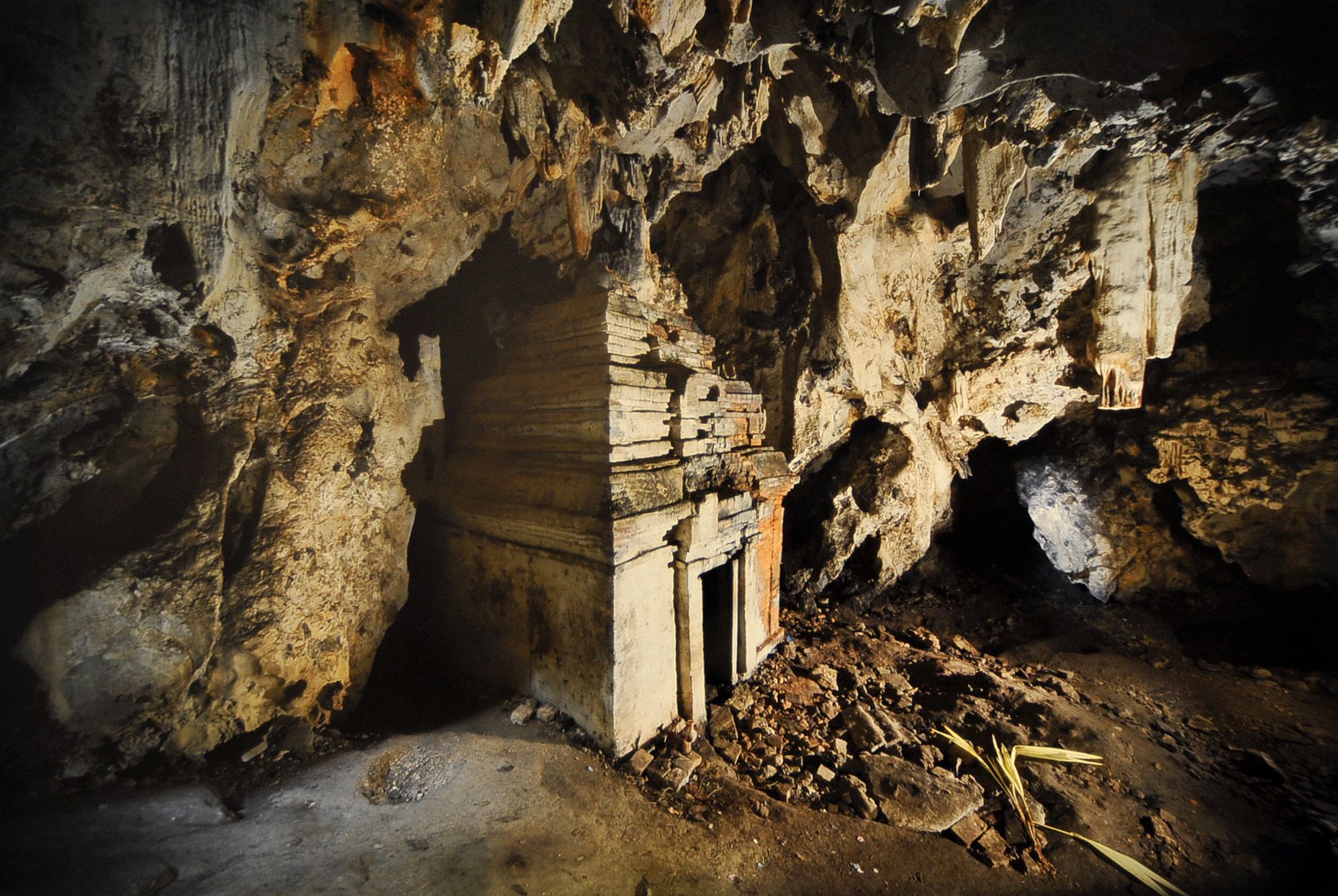 Underground temple, Kep, Cambodia 2007.jpg