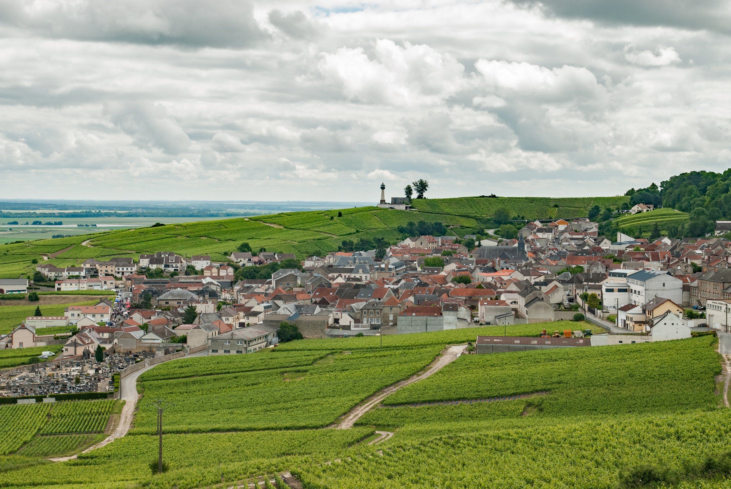 Verzenay 1, Blick von der Mühle über den Ort zum Leuchtturm - Kopie.jpg