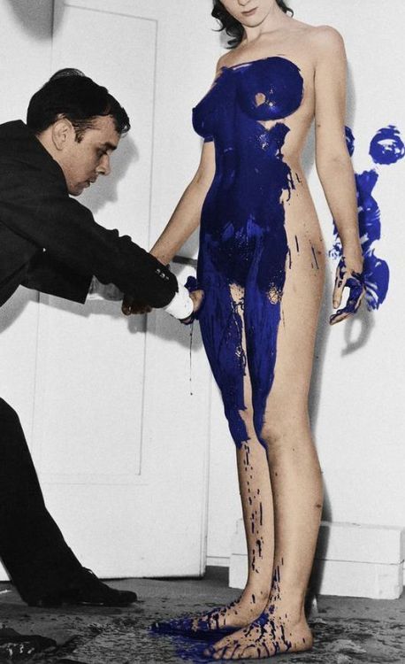 Yves Klein - Réalisation d’une Anthropométrie 1960.jpg