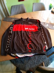 Cycwear_DTswiss_schwarz_L.jpg