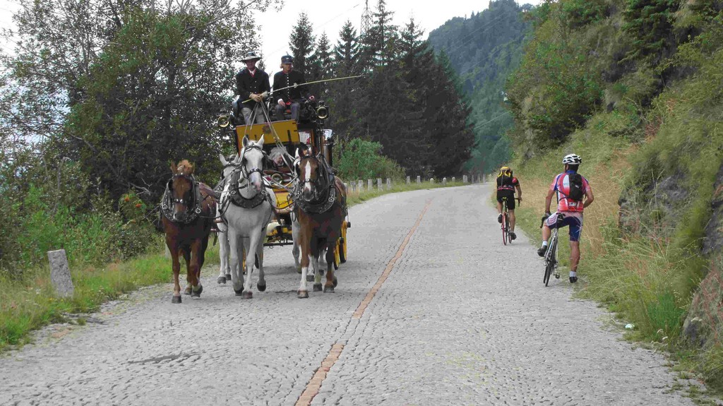 HistorischePostkutscheamGotthard.JPG