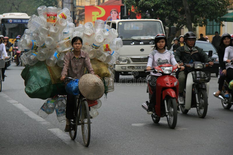 eine-frau-transportiert-plastikflaschen-auf-ihrem-fahrrad-einer-stra%C3%9Fe-von-hanoi-vietnam-52201108.jpg