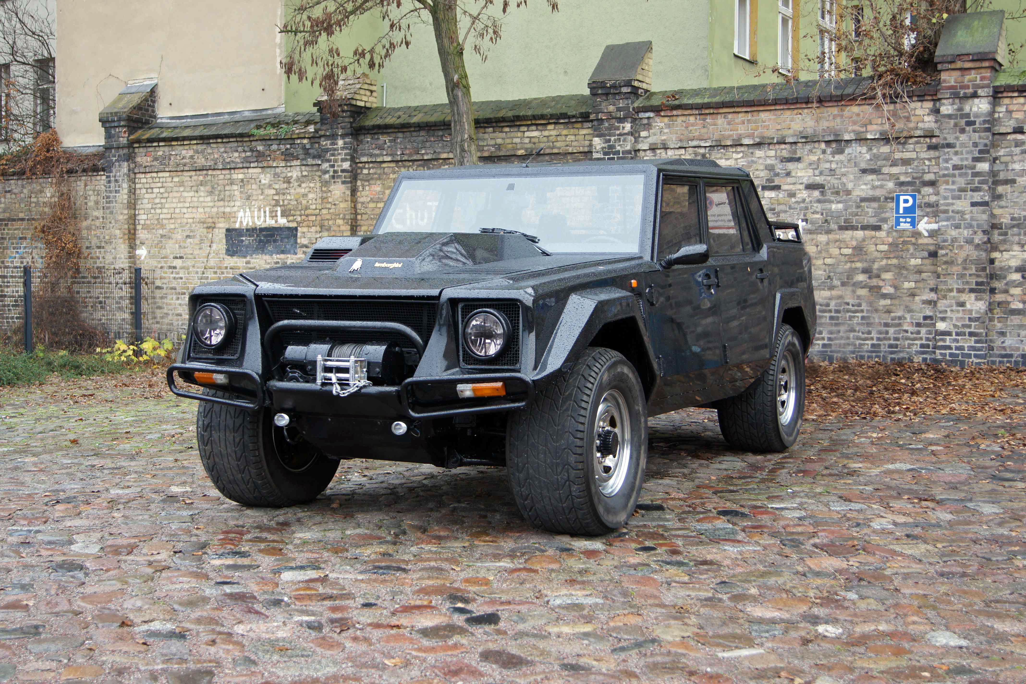 Lamborghini_LM002_at_Meilenwerk-2.JPG