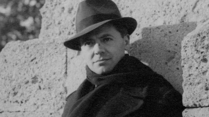 Jean_Moulin_with_a_scarf_and_fedora_by_Marcel_Bernard.jpg