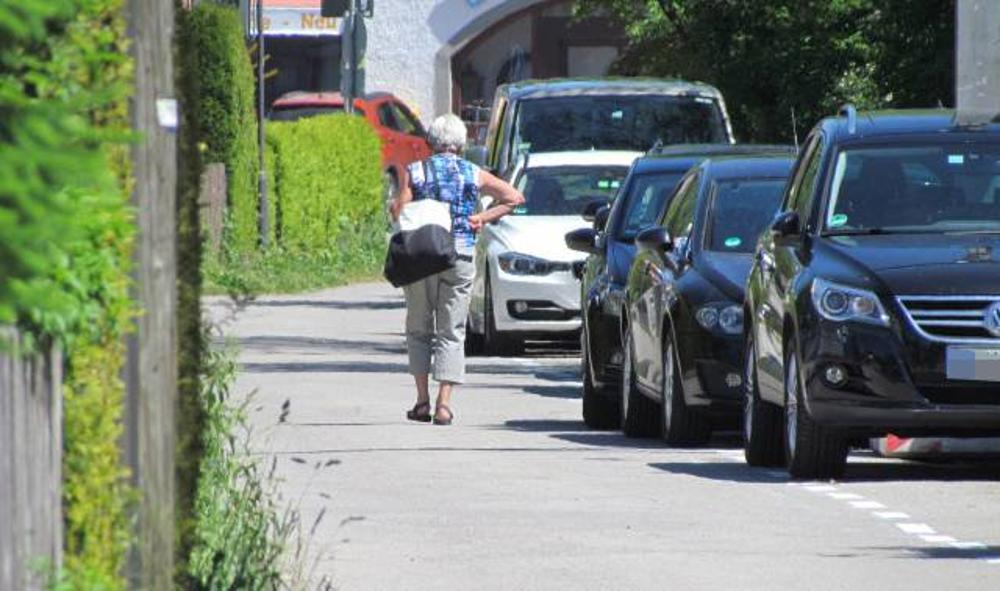 1541297398-sonntag-in-seestrasse-eine-seite-einbahnstrasse-ist-zugeparkt-wie-ehedem-daran-aendert-auch-abmarkierte-fahrradschutzstreif-t0yMOy2MG.jpg