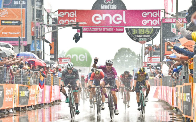 Giro d’Italia 2018 – Etappe 17: Viviani kann es auch im Regen