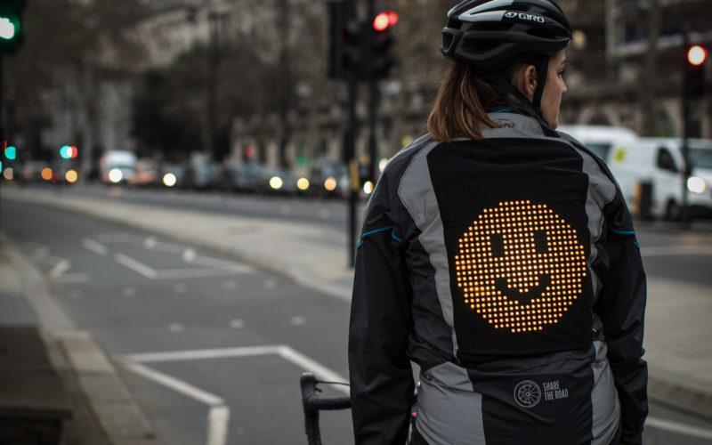 Emoji-Jacke von Ford: Radfahrer senden Autofahrern Gefühle