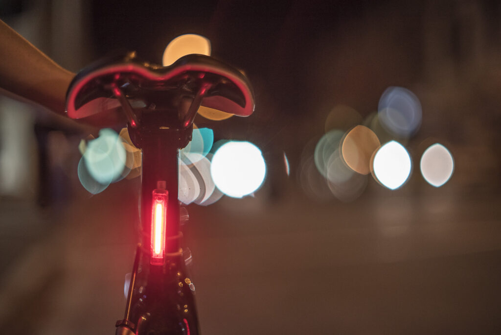 Knog Plus USB LED-Fahrradvorderlicht mit hoher Leuchtkraft und langer  Leuchtdauer