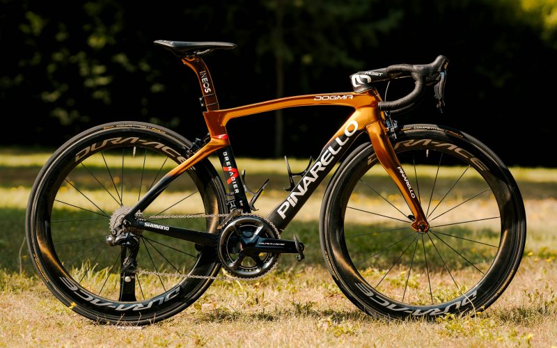 Goldenes Profi-Rennrad für die Vuelta: Pinarello Dogma F von Richard Carapaz