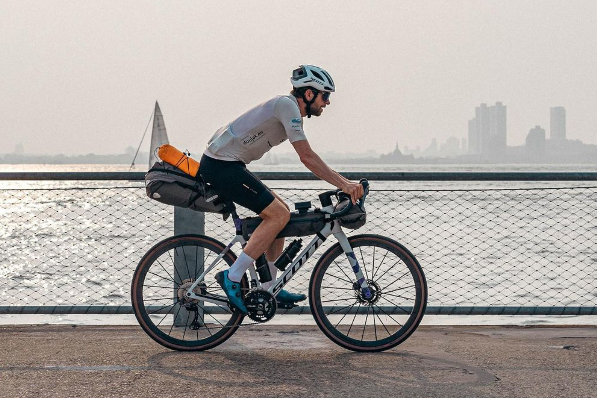 Jonas Deichmann in New York gestartet: Wir zeigen sein Bike und die Packliste