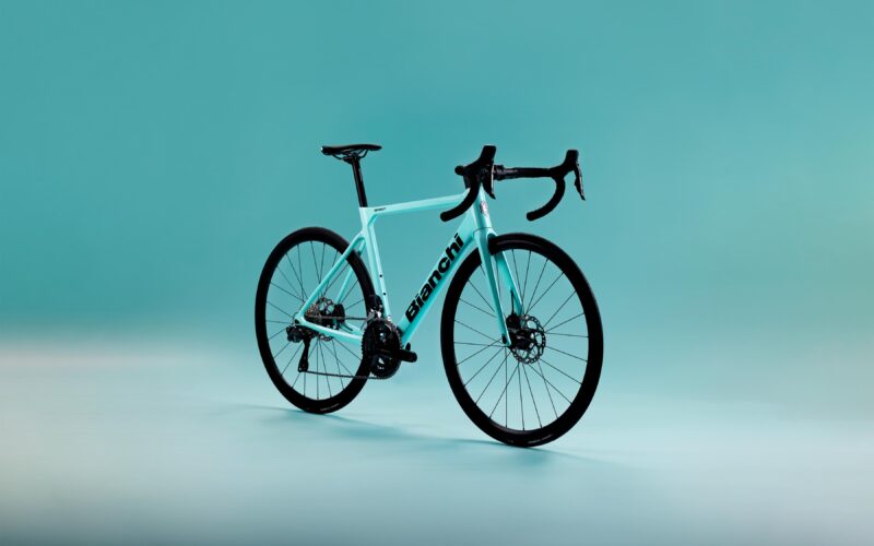 Neues Bianchi Sprint Rennrad mit 105: Celeste, Carbon und clean Cockpit