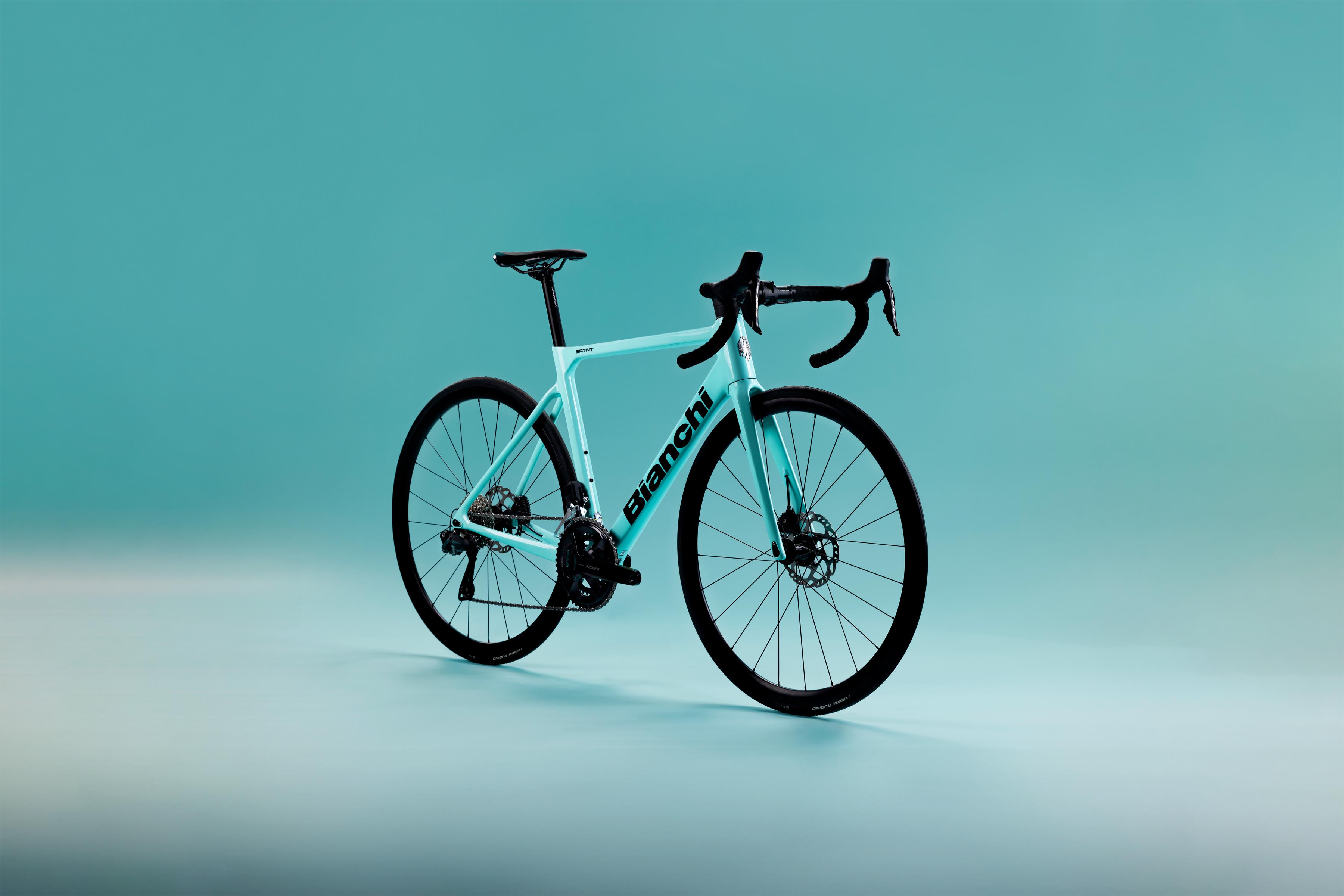 Neues Bianchi Sprint Rennrad mit 105: Celeste, Carbon und clean Cockpit