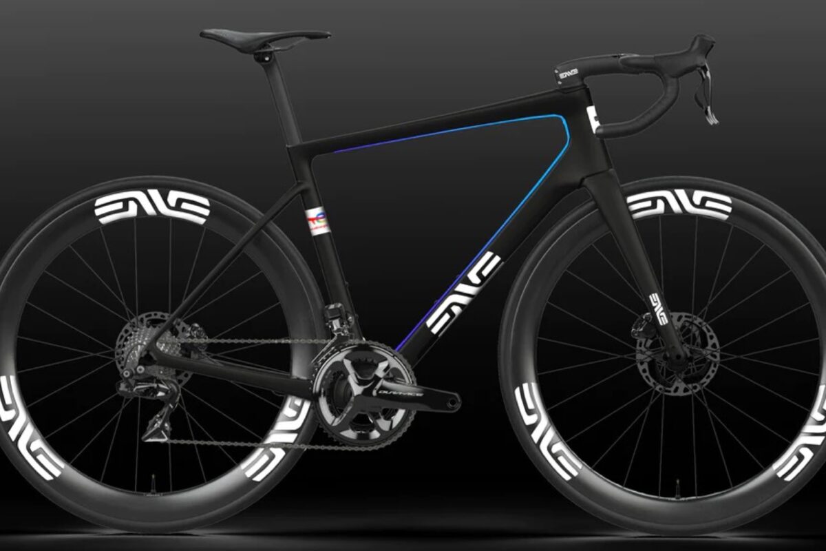 Premiere im Profi-Peloton: Team Totalenergies fährt 2024  Enve Melee