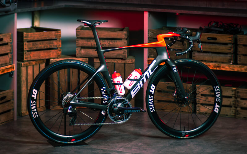 Arbeitsgerät für Tudor Pro Cycling: Neue BMC Teammachine R 01 in neuem Lack