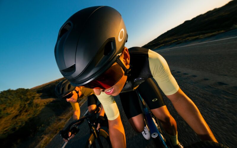 Oakley Road- und Gravel-Kollektion 2024: Helm mit integrierter Brille und mehr