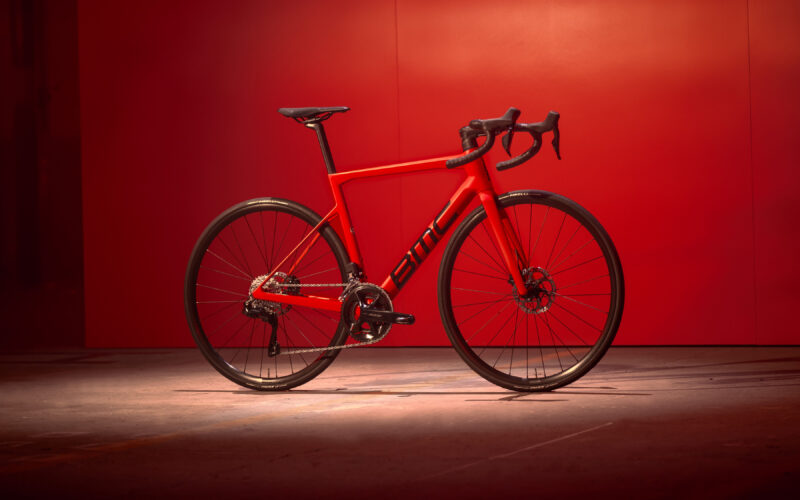Neue BMC Teammachine SLR 2025: Fast vollintegrierter Klassiker