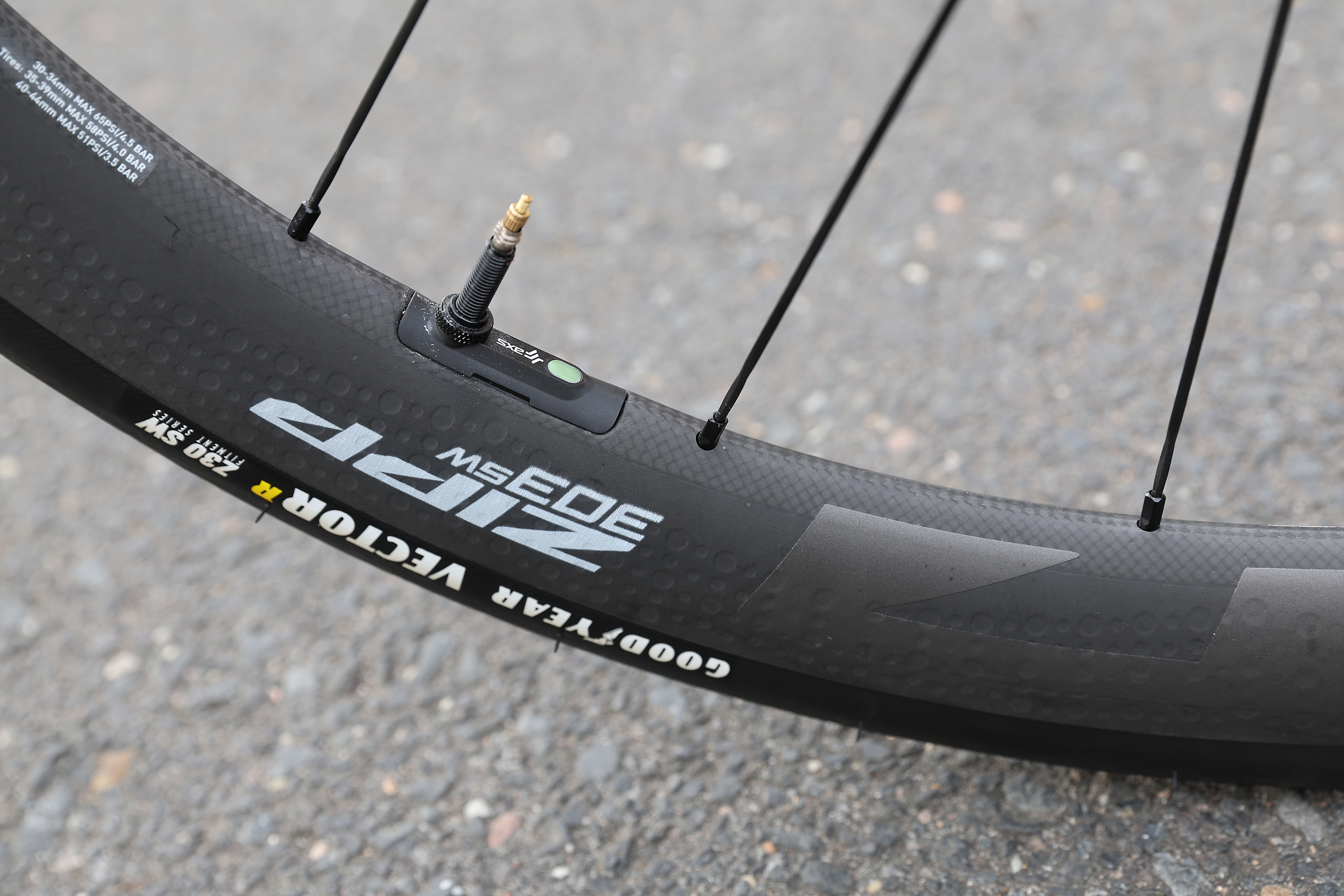 Neue-Zipp-303-SW-Ausprobiert-Elektrifizierter-Rennrad-Laufradsatz