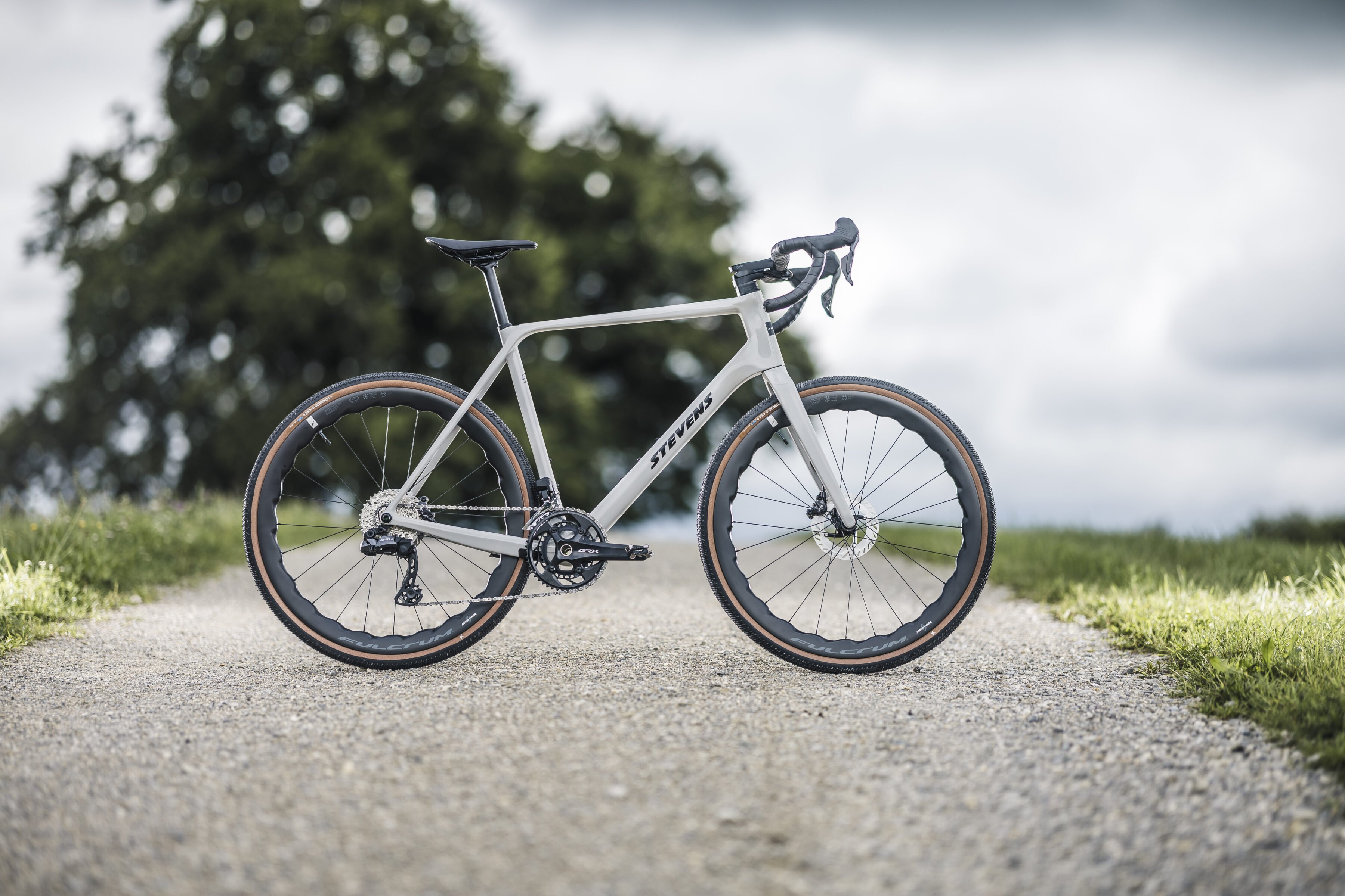 Stevens Camino RS Gravelbike: Unter 8 Kilo und Aero-Carbonrahmen